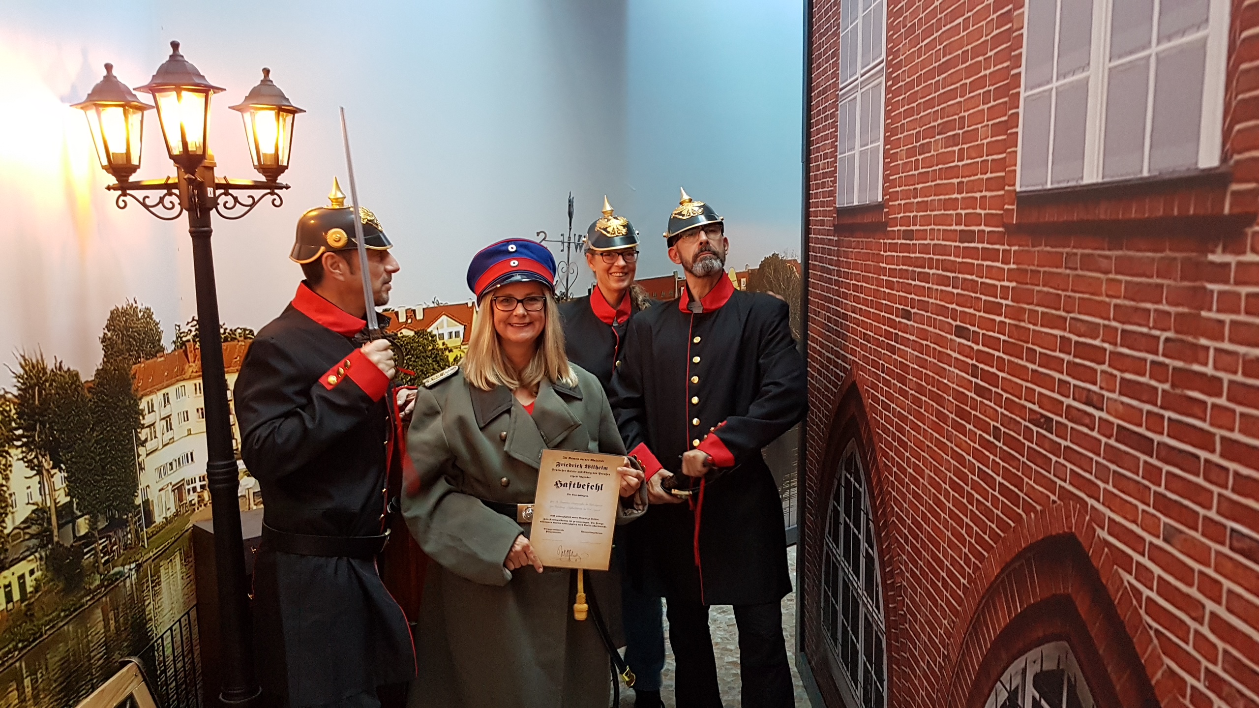 Spieler als Hauptmann und Garde im Escape Room in Berlin-Köpenick